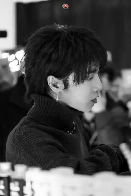 华晨宇有哪些很a的照片?