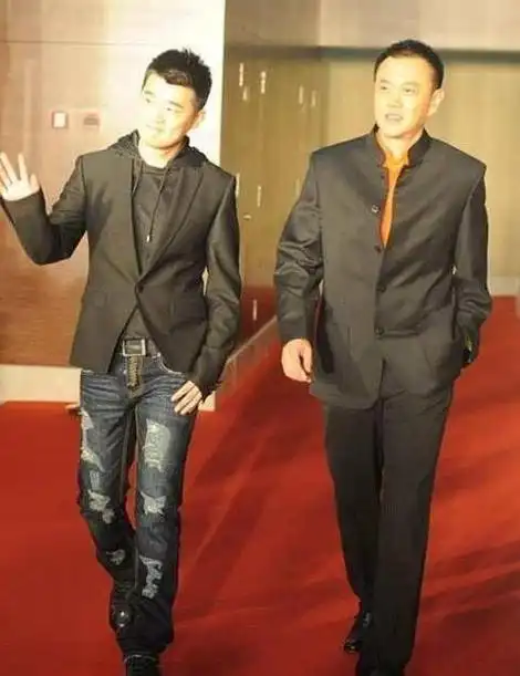 传言称他身价高达"五十亿",但他并不喜欢海参和