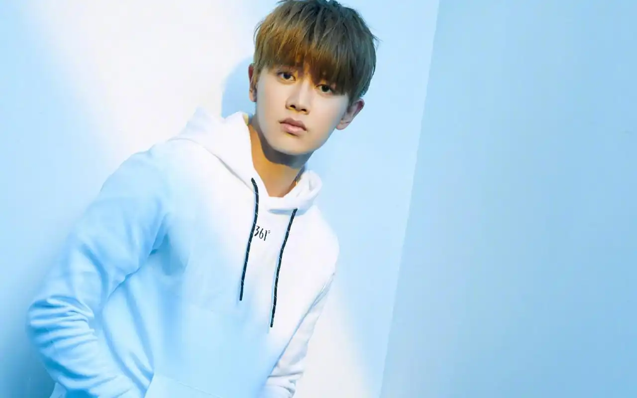 任嘉伦休闲帅气写真图片桌面壁纸