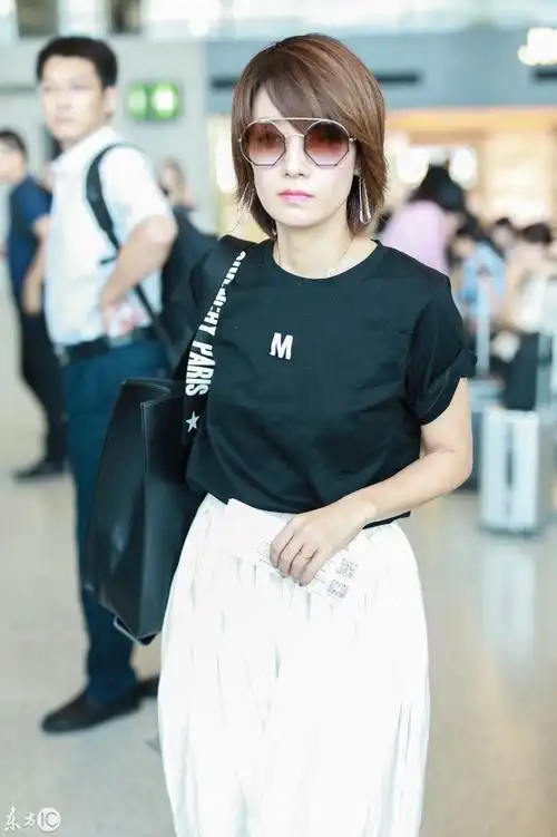 马伊琍现身上海机场白色裙子很漂亮眼睛严肃有点懵