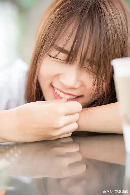 俏皮可爱的姑娘,甜美搞怪的表情让人太心动