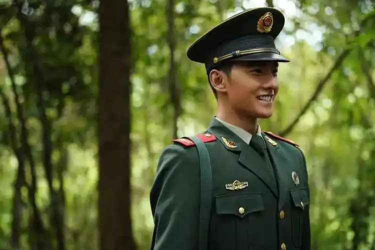 杨洋特战荣耀持续热播于途梦幻联动共赴荣耀