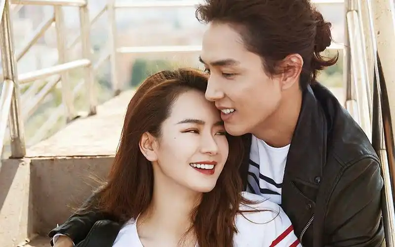 戚薇李承铉甜蜜大片狂撒狗粮 相拥对视打情骂俏爱意浓浓