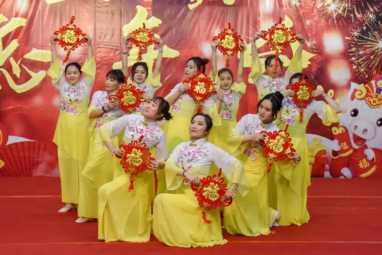 公司举办迎新忘年会