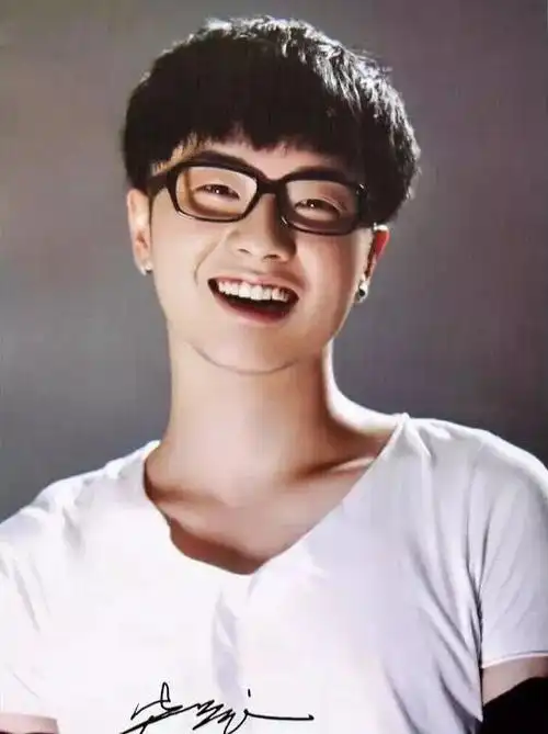 华晨宇近照内眼角变尖,留斜刘海撞脸张根硕,p图太猛还是整容?