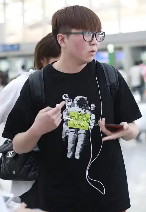 毛不易被爆抽烟纹身,非但没有抱歉还发文硬杠,粉丝:就算抽鞭炮我都