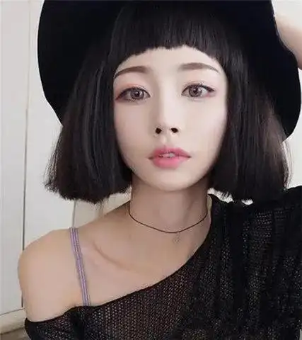 也可以是眉上空气刘海,比较低调保守的刘海款式,利用脸颊两边头发的