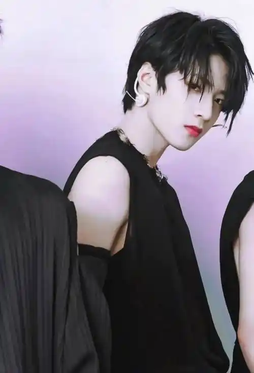 刘耀文背头亮相lv大秀,游刃有余的帅气引爆全场_魅力_活动_风格