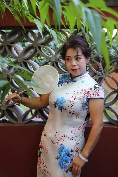 鼓楼东街的旗袍妇人 - 美篇