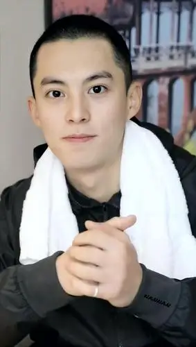 微博nike官网今日更新的,王鹤棣的寸头真的好a,感觉过年回家脸上长肉