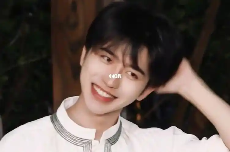 蔡徐坤笑的好甜