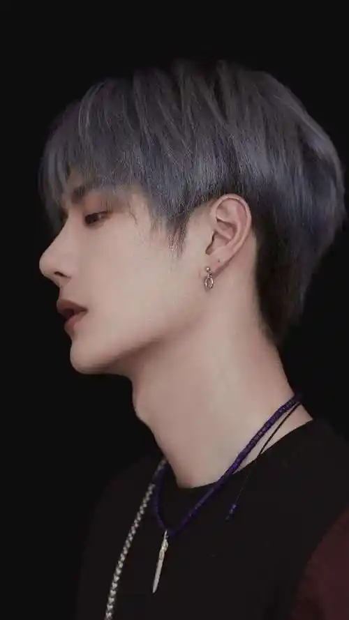 王一博##王一博热烈杀青大合影