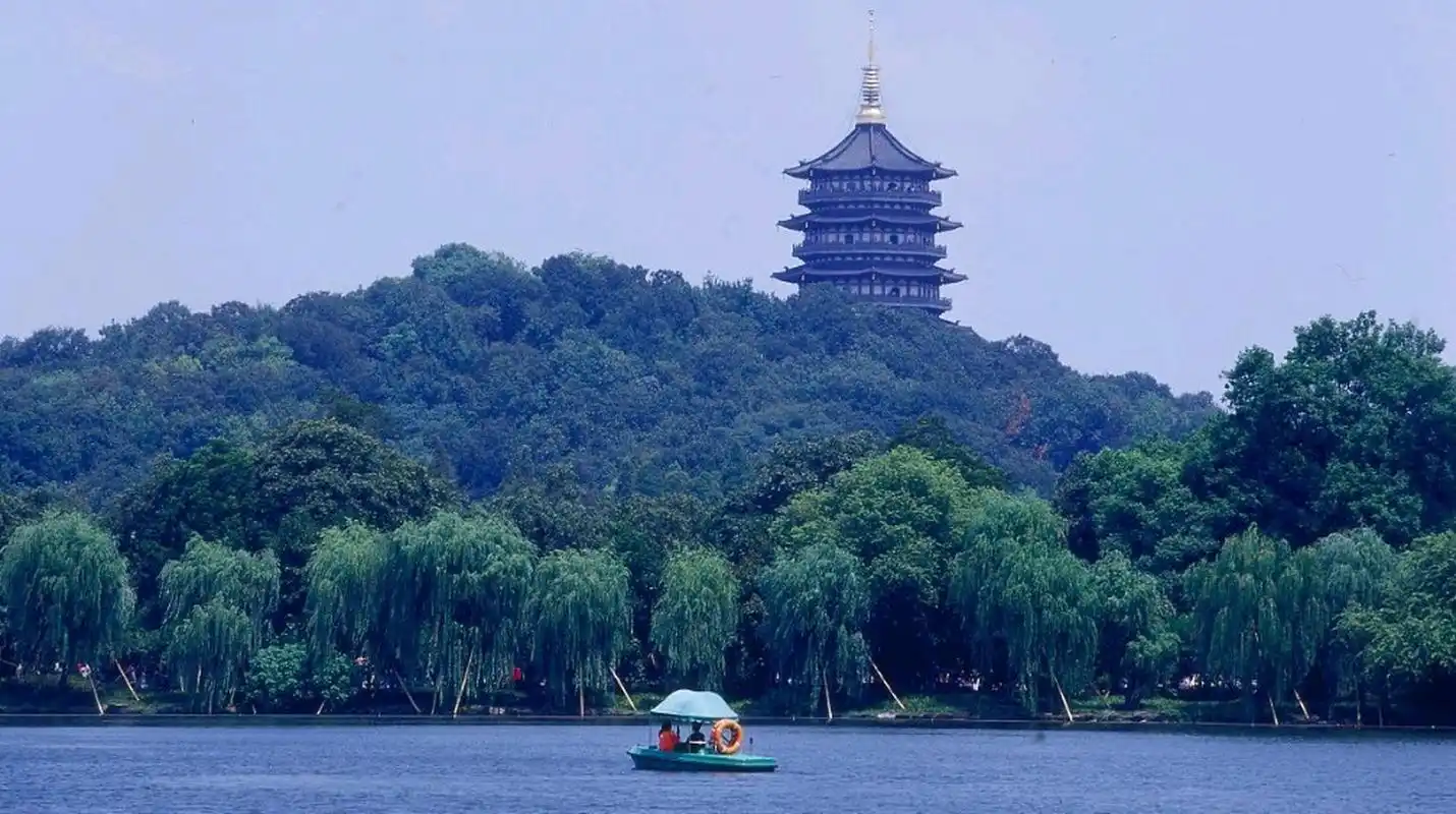 搜索话题# 雷峰塔,原名皇妃塔,位于中国浙江省杭州市西湖风景区陌岸