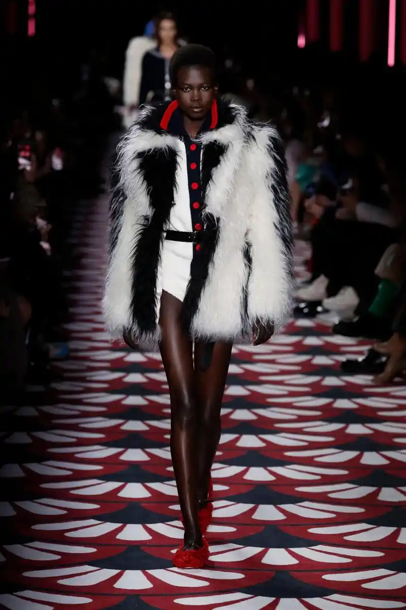 巴黎时装周:缪缪发布秋冬新品成衣