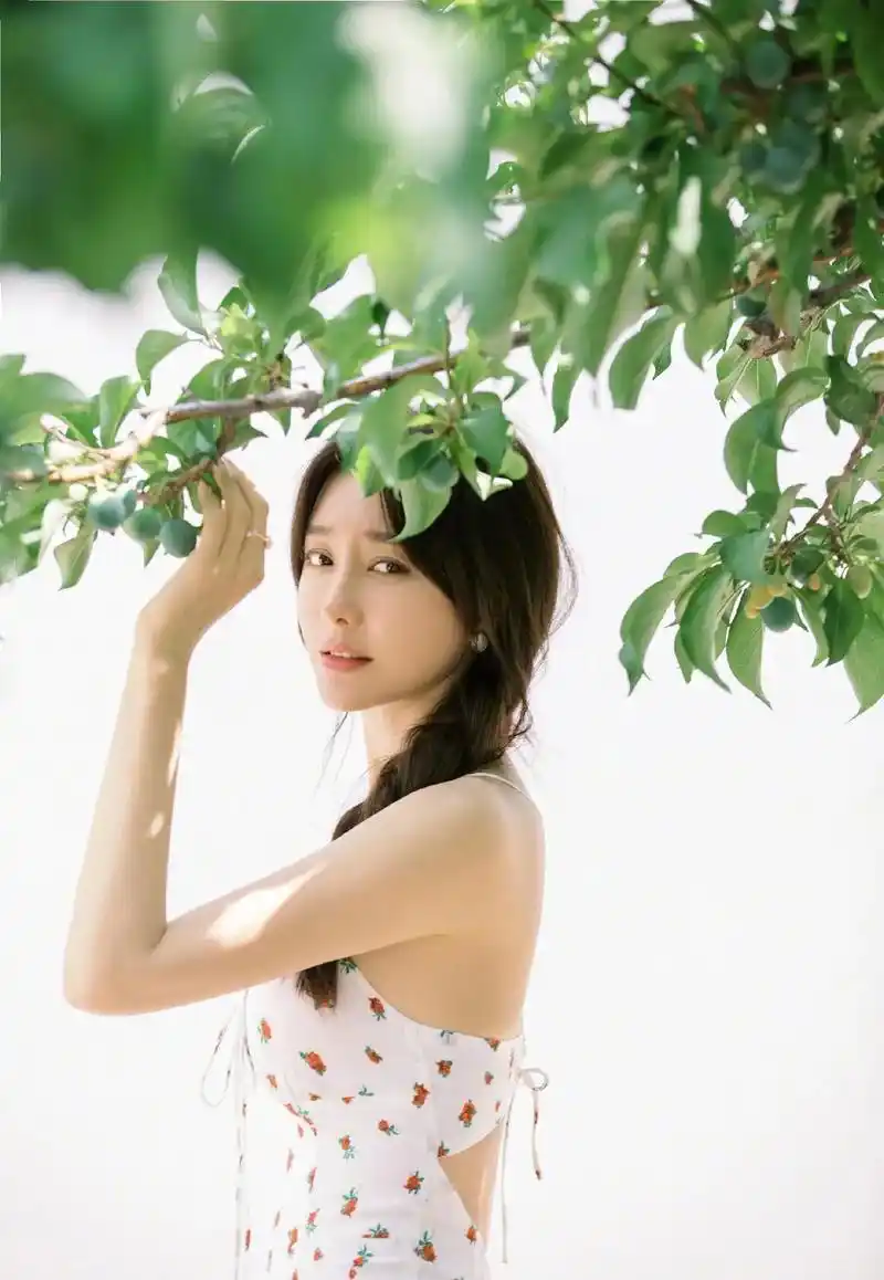 秦岚穿碎花吊带秀好身材肤白貌美好迷人