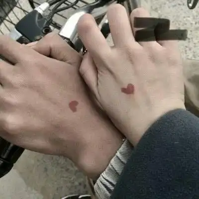 手控情侣头像图片大全手牵手情侣头像一左一右