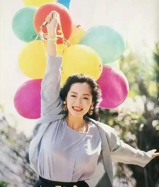 河南女婿万梓良对前妻恬妞没有亏欠爱小16岁娇妻也爱洛阳