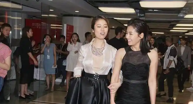 刘涛和林心如同框,双双秀身材出挑,却没有舒淇明艳动人最抢眼