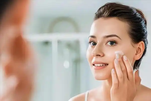 女人上了年纪不要乱保养,平时坚持2个好习惯,皮肤细腻气色好