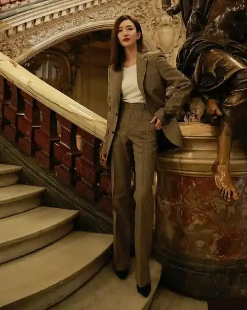 江疏影解锁西裤新穿法,将西裤背在身上,瞬间减龄10岁不止!