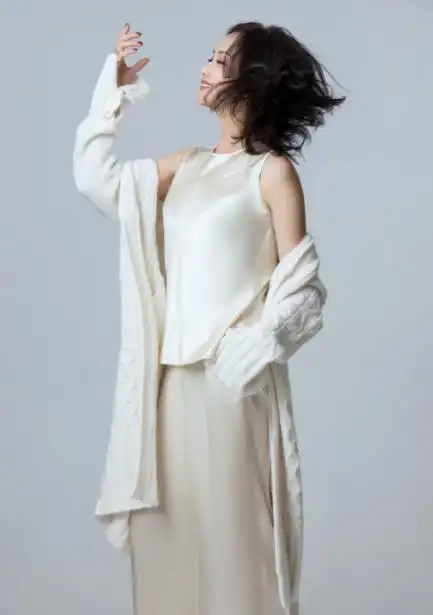 闵佳欣的妈妈李颖女士对自己的身材管理和体态有着严格的要求,这是身