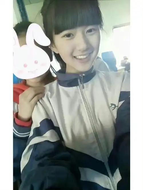 赵露思上学时期旧照#提到我老婆那我就不困了!从小美到大!