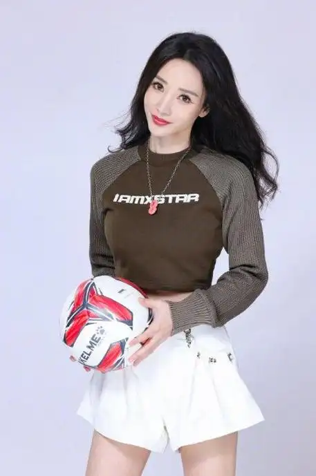 43岁"嫁不出去"的柳岩,到底是好牌打烂,还是烂牌打好?