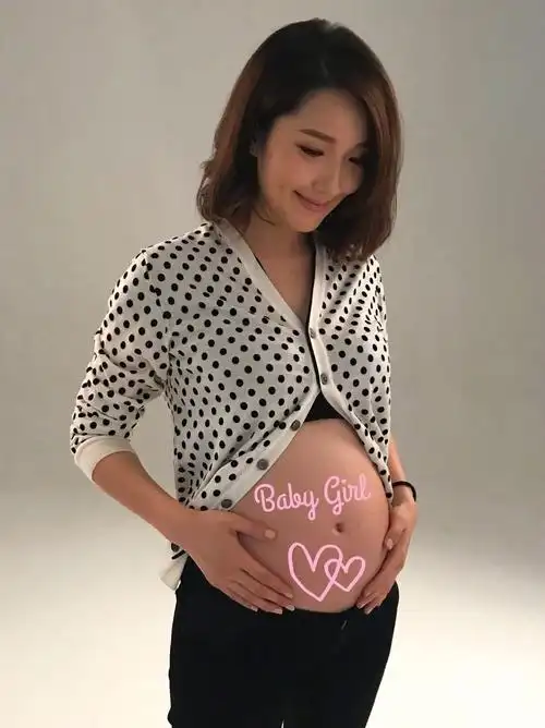 李亚男晒孕照王祖蓝中年发福肚子也不小还称自己是被传染的