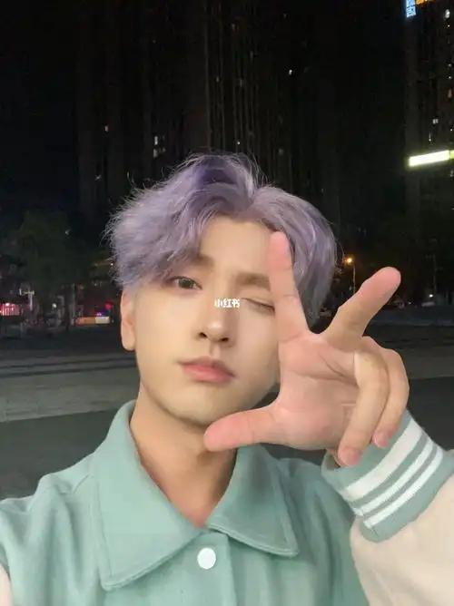 清纯男大学生get紫灰色头发好喜欢好喜欢