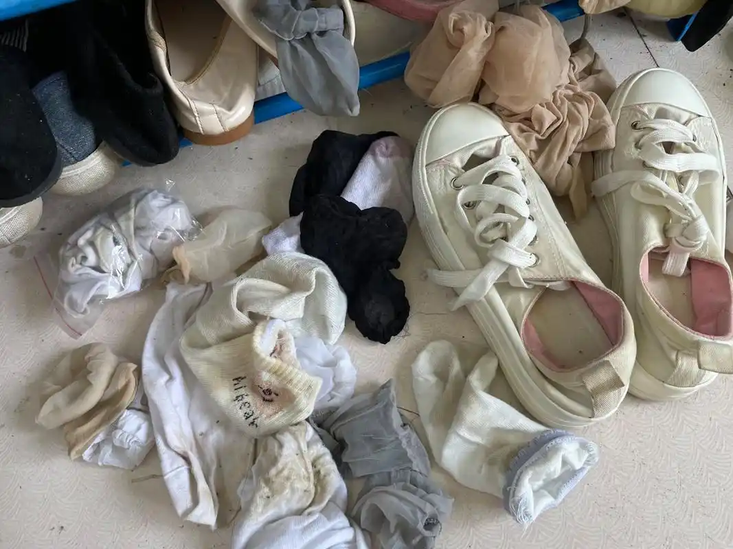 女生宿舍里面的无主袜子,没人要的话扔垃圾桶了[滑