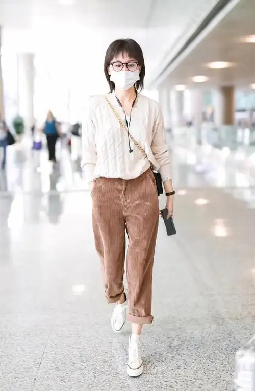 王子文毛衣显高穿搭细节分析颜色浅淡显年轻王子文美得张扬,穿轻薄