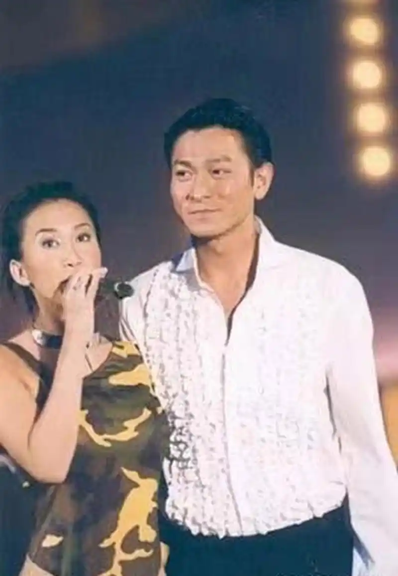 年轻时候的李玟与刘德华的一张珍贵合影,谁也想不到,照片中这位笑容