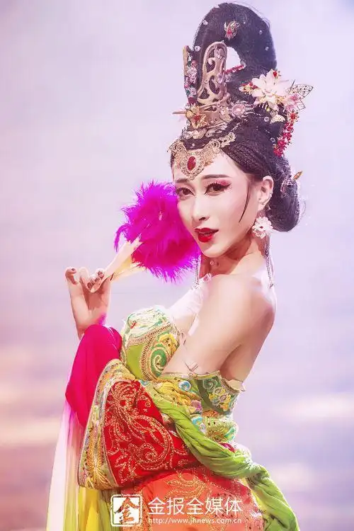 本是男儿身被唤美娇娘东北小伙唐振在横店的反串双身生活