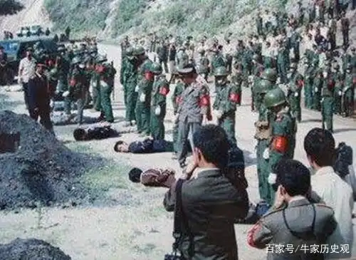 80年代旧照:被武警枪毙的罪犯排成一排,记者用摄像机录下全过程