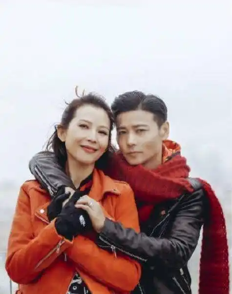 蔡少芬是香港人,因此说一般话都是磕磕绊翼的,她的逗比老公张晋也是