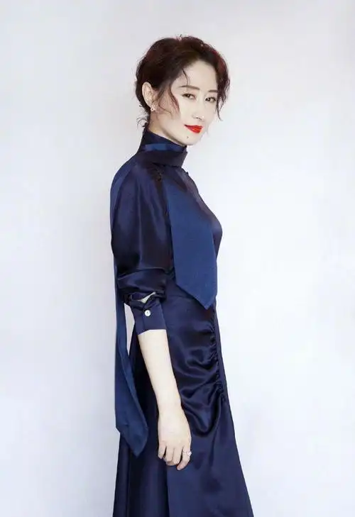 刘敏涛和男友同框!中年人打扮似老夫老妻,但在车内热吻仍激情