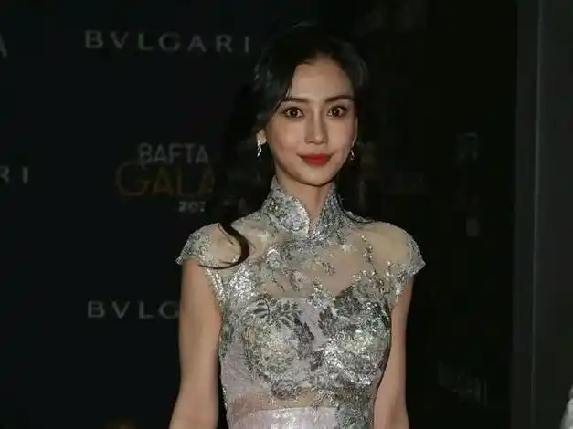 杨颖内娱复出无望穿奢华旗袍现身国外红毯与多位影人同框