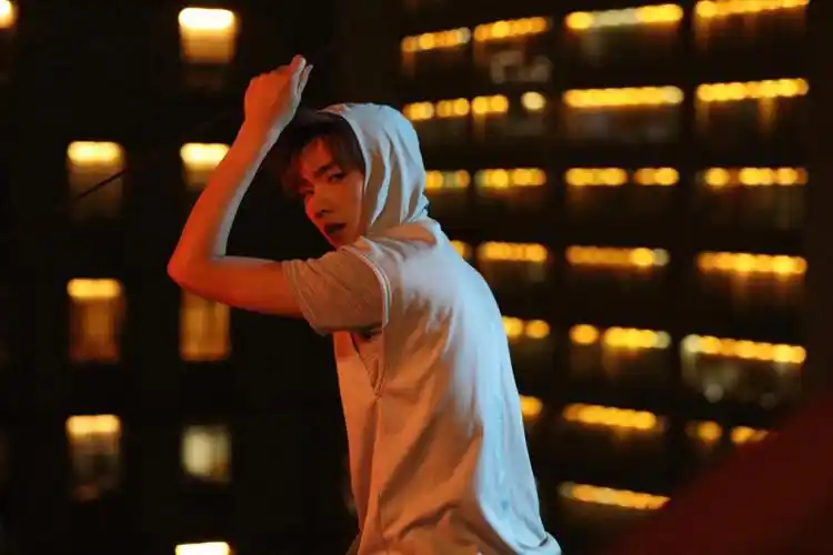 我会发一些蓝朋友杨洋下班后的照片