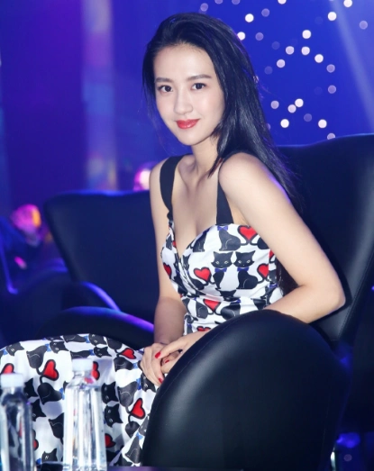 许龄月性感漂亮,大胸简直让人流鼻血,还真有点按耐不住