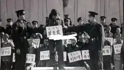 对比70年代的"流氓罪",现在看来"性自由"是民主法制的产物!