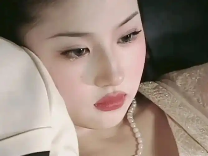 15 岁出道,演艺生涯第一部作品《金粉世家》一战成名.