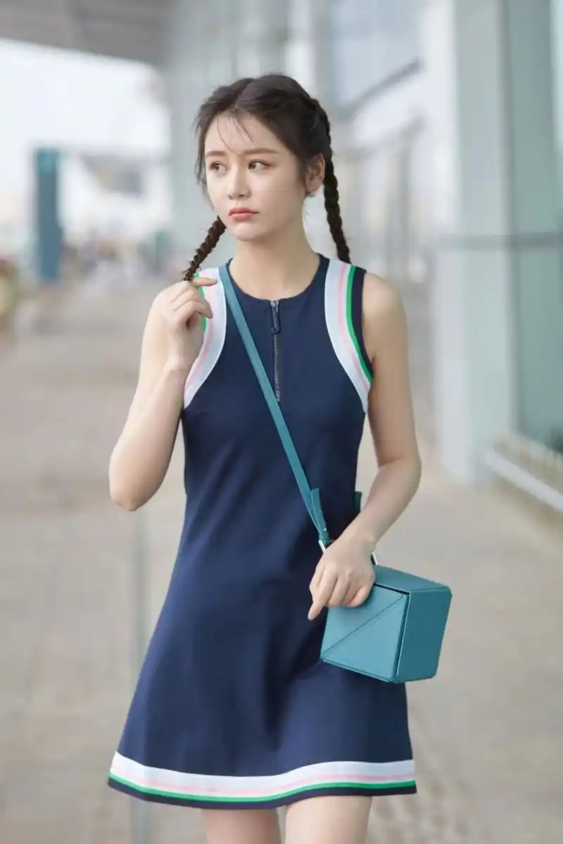 邱意浓搭配吊带连身裙,深v领展现性感凹凸,演员中的90后嫩模