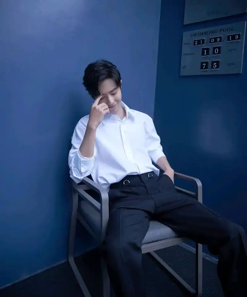 品牌方发布肖战新图,是玫瑰"小王子"系列,坐姿超帅!