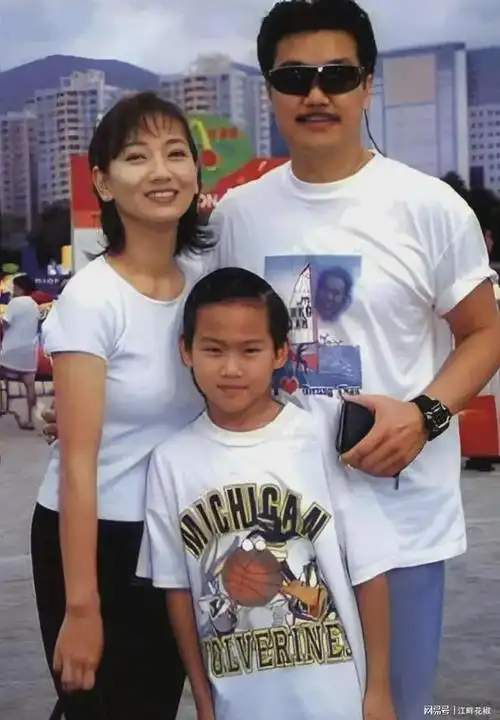 1995年,赵雅芝与丈夫黄锦燊及儿子黄恺杰的合影