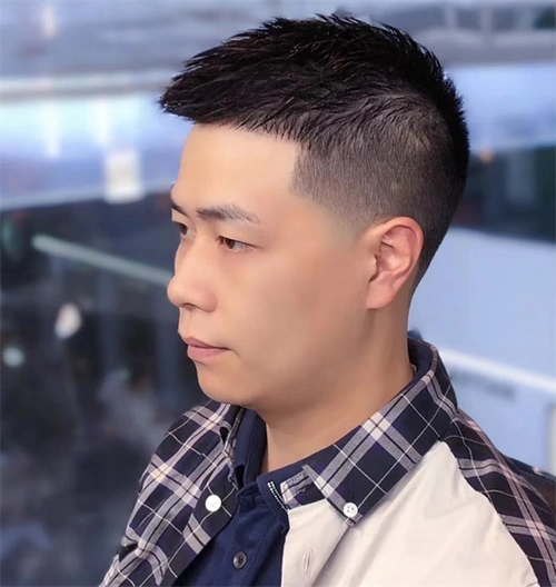 这款自然短发是男生们必备的发型,短发发型剪得好不好,还是得看长度.