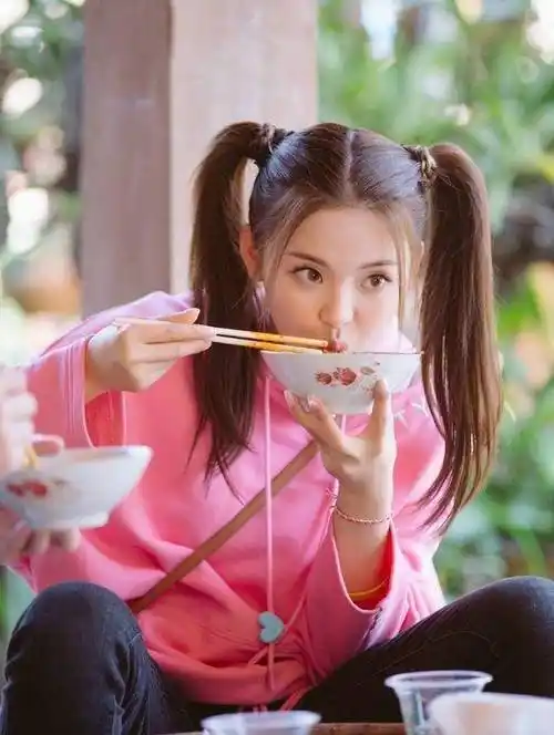 随后我们就看到杨超越在社交平台发了一条动态:比红毯还紧张的可能就