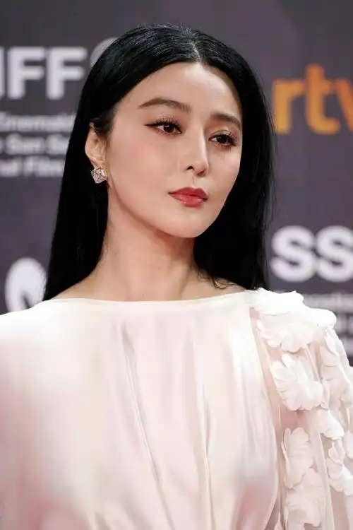 范冰冰#惊艳亮相第71届#圣塞巴斯蒂安电影节#开幕式红毯极清美图大赏