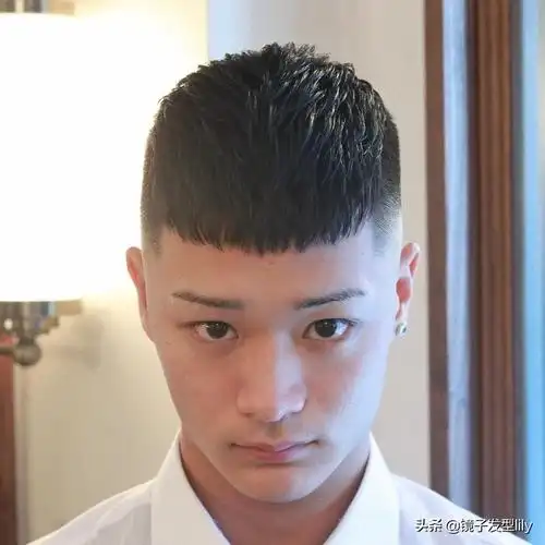 咱们就先从简单的男士发型开始说起吧,男士寸头显精神好打理,是大多数