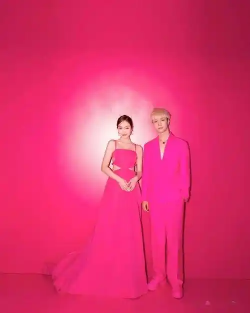 张艺兴郑秀妍同框合照 帅哥美女同穿粉色画面养眼_活动_网友_时代
