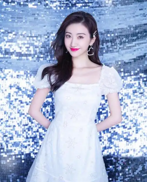 最近景甜在某社交平台上晒出了自己的一组近照,照片中的她身穿白色